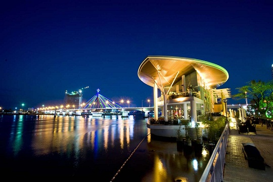 Memory tuyệt đẹp nổi trên sông Hàn bên canh cầu quay.